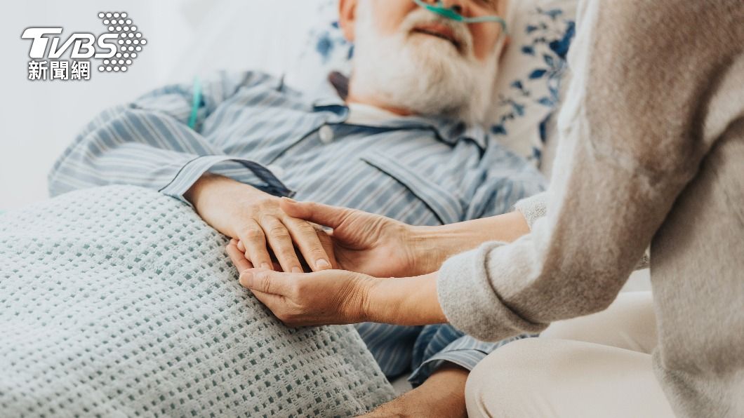 有種說法是心願未了會出現「死不瞑目」的狀況。(示意圖,非當事人/shutterstock達志影像)