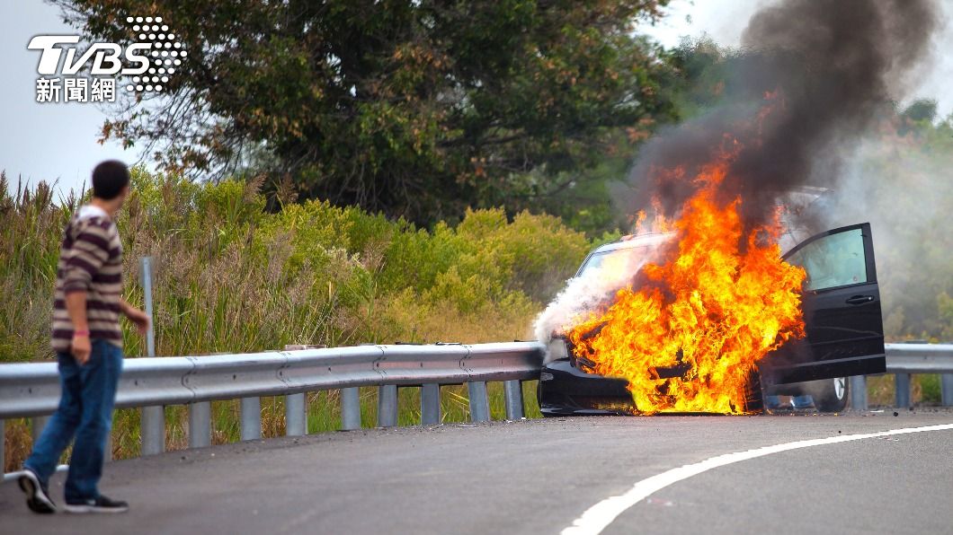 若周圍有火燒車事件發生,切勿圍觀以免發生危險。(示意圖/shutterstock達志影像)