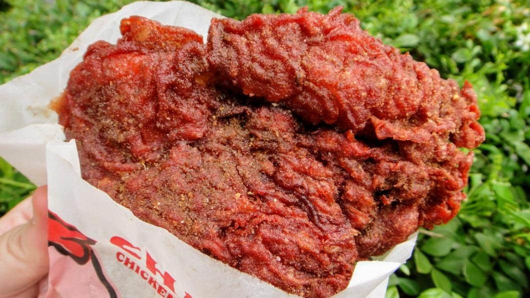 「赤雞雞排」淡紅色的外皮加入紅麴製作,內餡雞排則是以四川椒麻進行調味。(圖/花見團子玩耍趣提供)