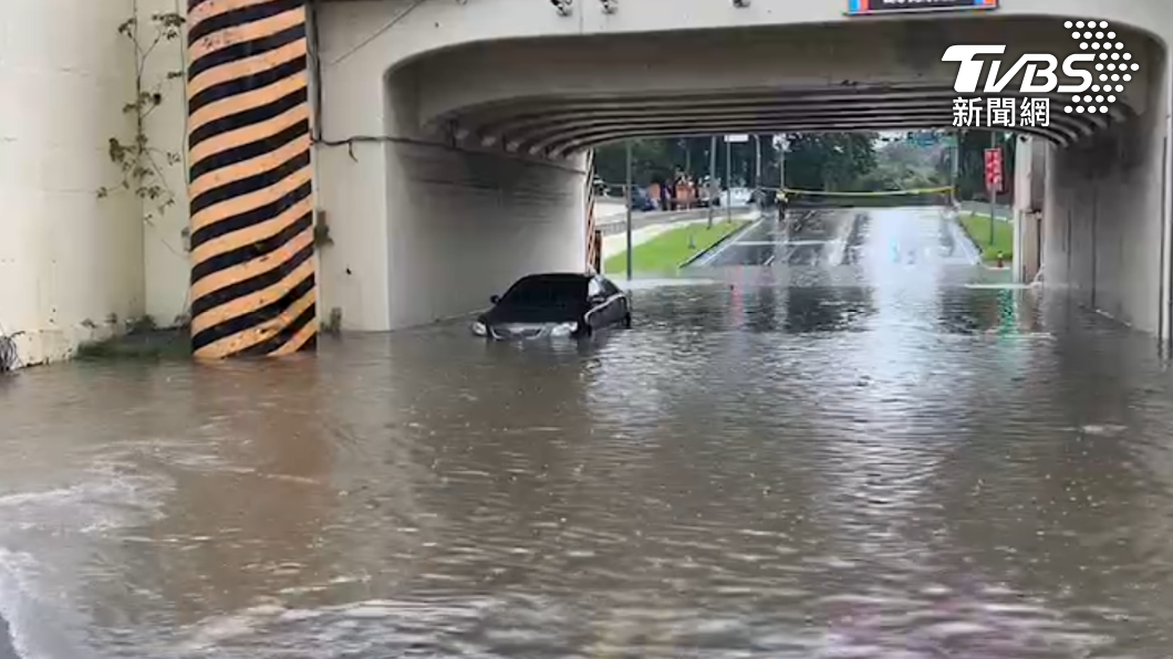 豪雨炸台南!水淹半個輪胎 轎車硬闖地下道GG了