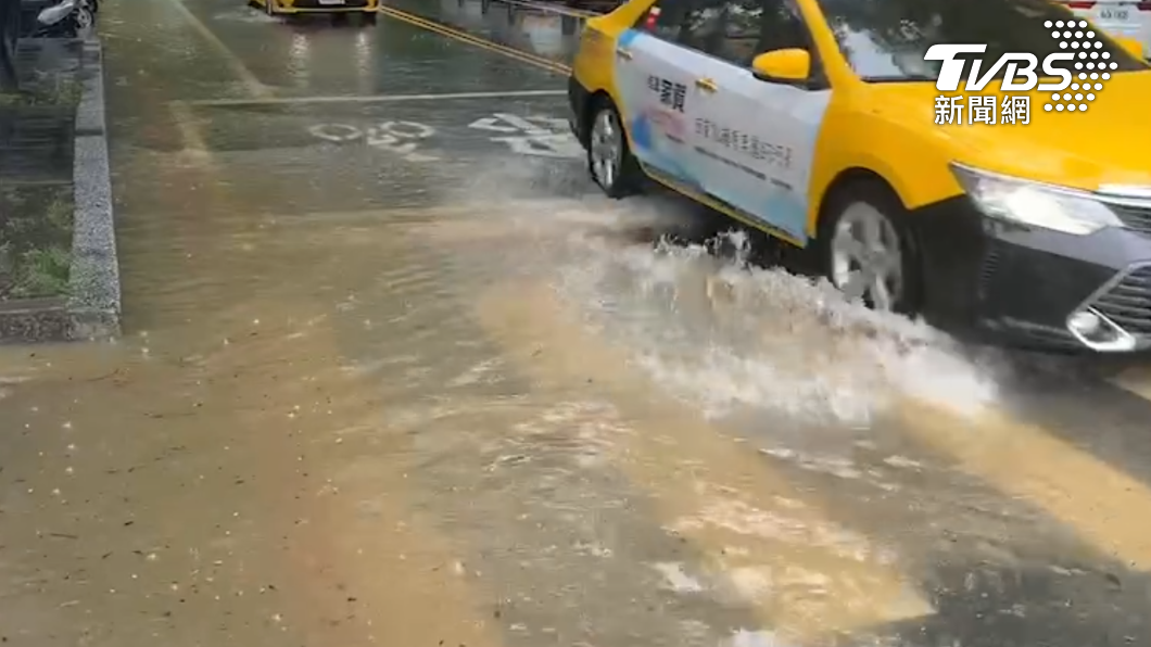 路上積水嚴重。(圖/TVBS)