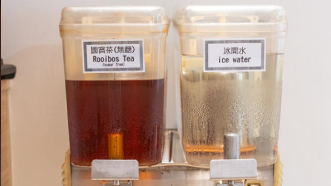內用還有提供國寶茶及冰開水，可以免費暢飲。（圖／虎麗笑嗨嗨提供）
