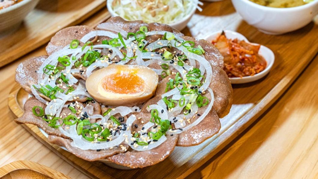 牛舌口感很脆嫩，搭配淋上干貝壽喜燒醬的白飯超療癒。（圖／虎麗笑嗨嗨）