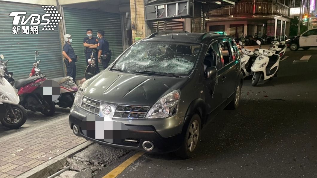 討債卻挨揍!男氣不過再夥4友砸車行 自行赴派出所投案