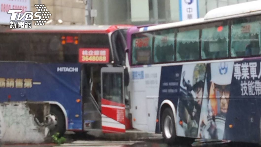 下雨視線不佳?桃園車站商圈2客運對撞 車頭嚴重毀損