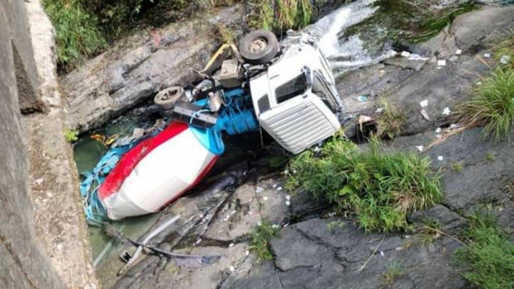 命大！水泥預拌車台7線自撞　「墜10ｍ溪谷」駕駛輕傷