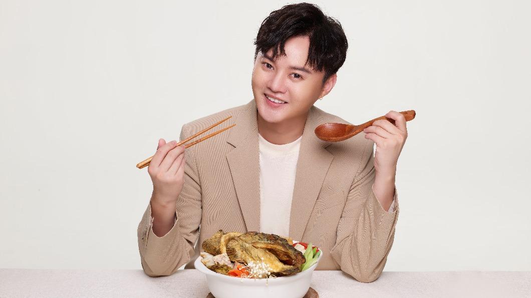 許富凱品嘗美食。（圖／十得私廚網路商城提供）