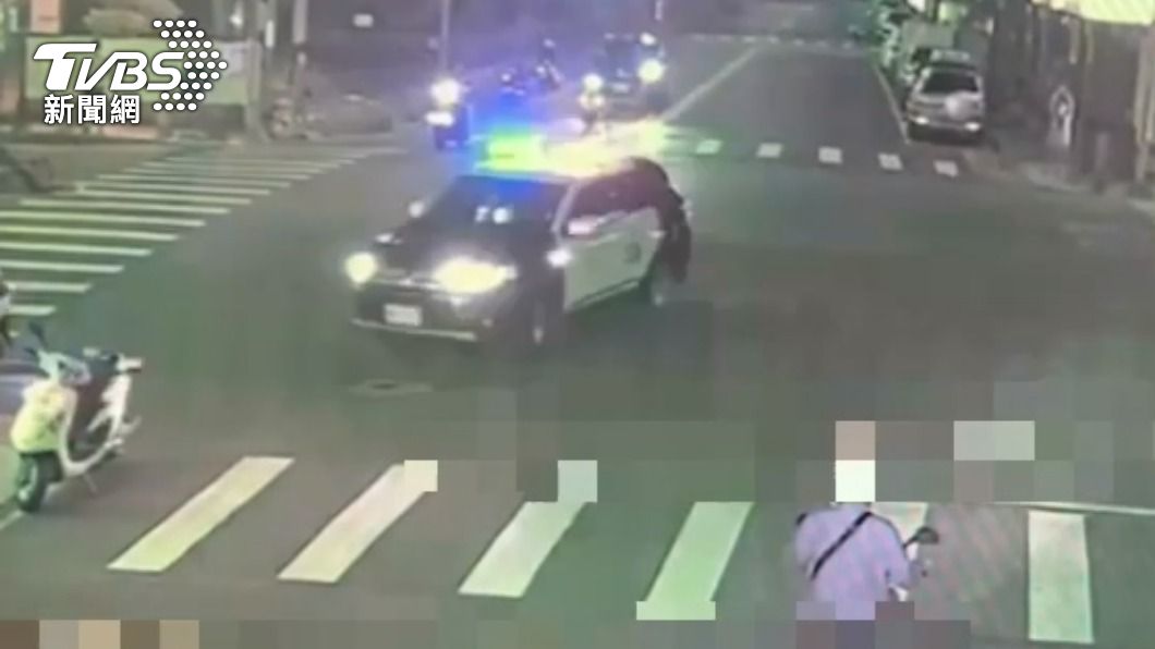 員警趕抵現場將酒醉男子帶回。(圖/TVBS)