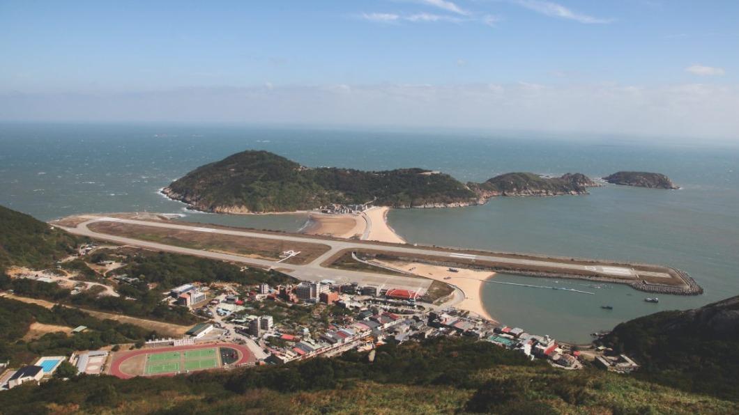 位置居高臨下，天氣好時北竿海岸線、機場也都一覽無遺。（圖／《週休遊台灣》提供）