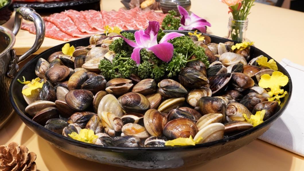 出示身分證，即享點餐加碼送東石蛤蜊吃到飽。（圖／涮樂和牛鍋物食べ放題提供）