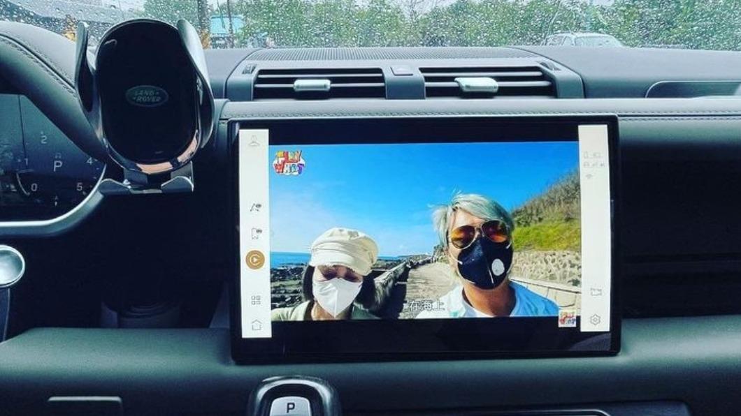 Defender 110 D250 SE車上搭載3.0升直六柴油渦輪引擎,可以輸出249匹的最大馬力。(圖/翻攝自王仁甫IG)