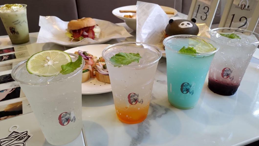 以劇中角色為主題的飲料，購買即可獲得隨機杯墊1款。（圖／FANFANS CAFÉ 粉粉主題餐廳提供）