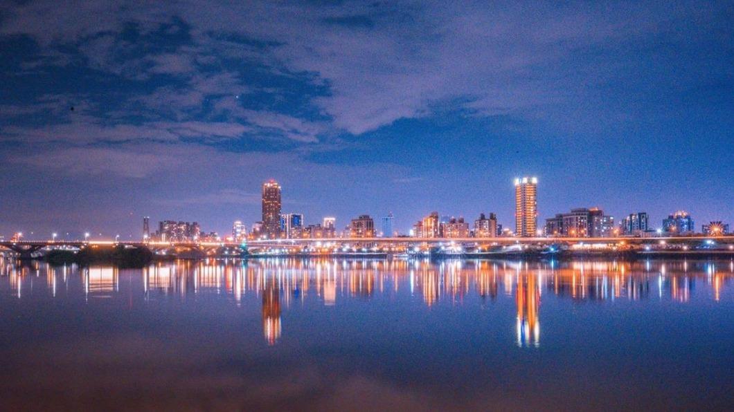 大稻埕碼頭貨櫃市集入夜後的夜景也非常迷人。（圖／大手牽小手玩樂趣提供）  