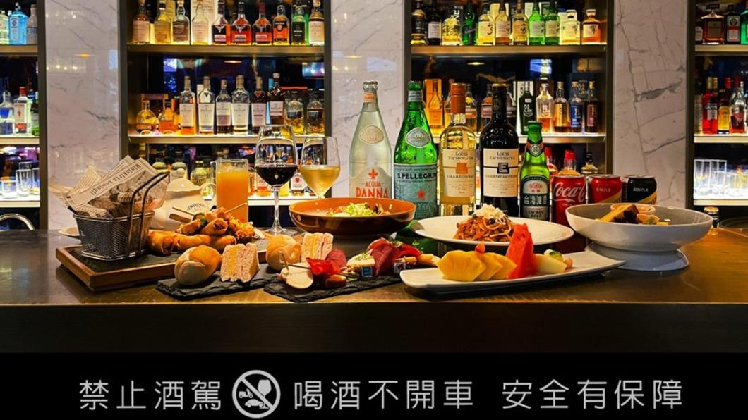 「LIVE MUSIC搖擺週末夜」提供精選紅、白酒暢飲。（圖／慕軒飯店提供）