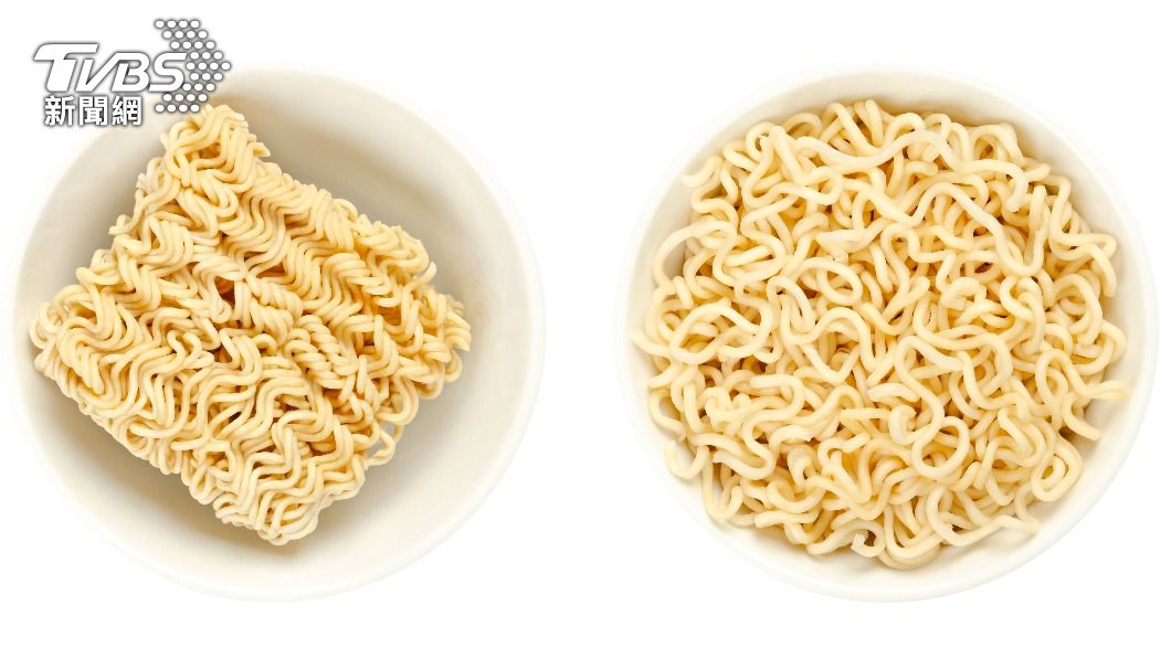 泡麵之所以沒有防腐劑也能保存很久的原因主要是因為油炸麵體含水量小於10%。(示意圖/shutterstock達志影像)