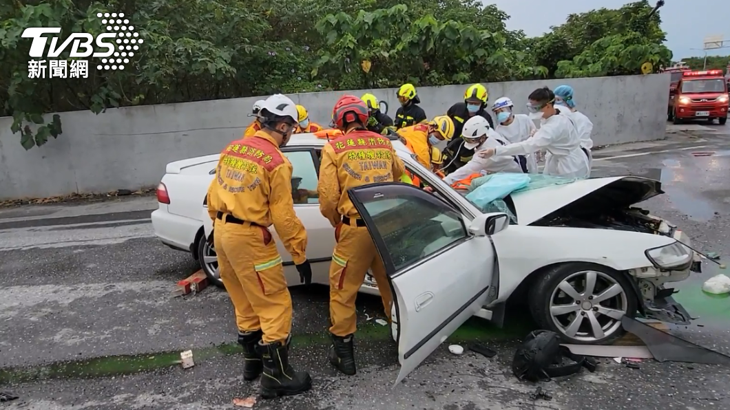 花蓮嚴重車禍!砂石車轎車對撞 車頭全爛駕駛受困休克