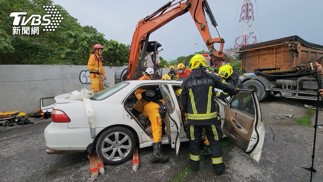 警消出動怪手將車體撐開救人。(圖/TVBS)