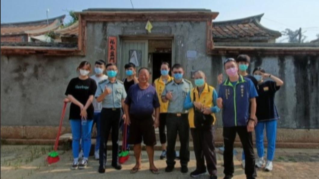 金門高中學生頂烈日 協助獨居榮民長者清掃環境