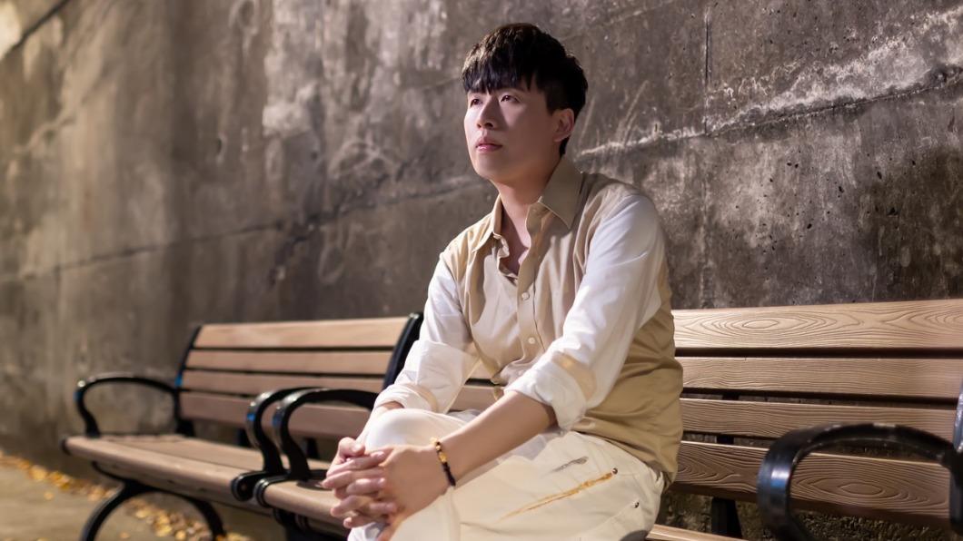 物理老師圓夢成歌手！「家人禁止聽音樂」瞞爸躲棉被偷聽