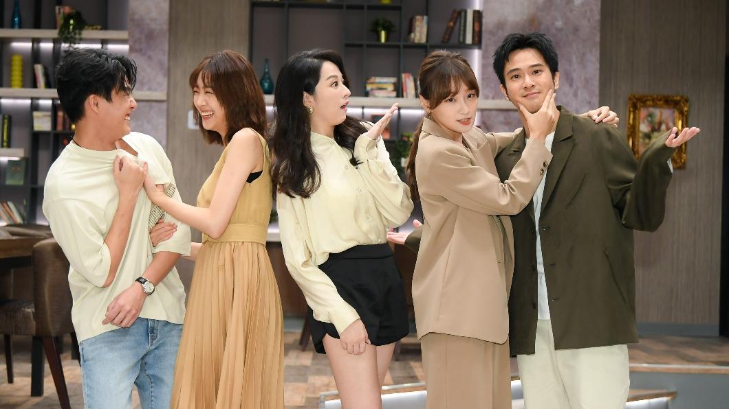 左起安俊朋、黃甄妮、吳品潔、李京恬、顏毓麟。（圖／三立提供）