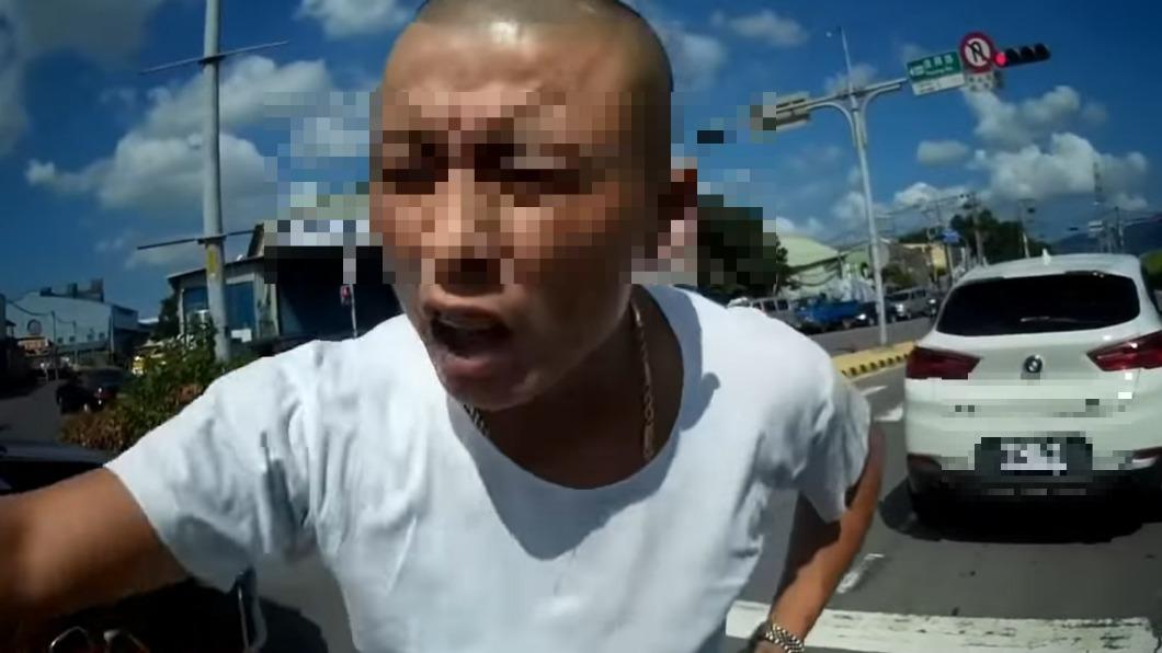行車糾紛爆口角　男下車嗆聲聽到「報警」秒縮了