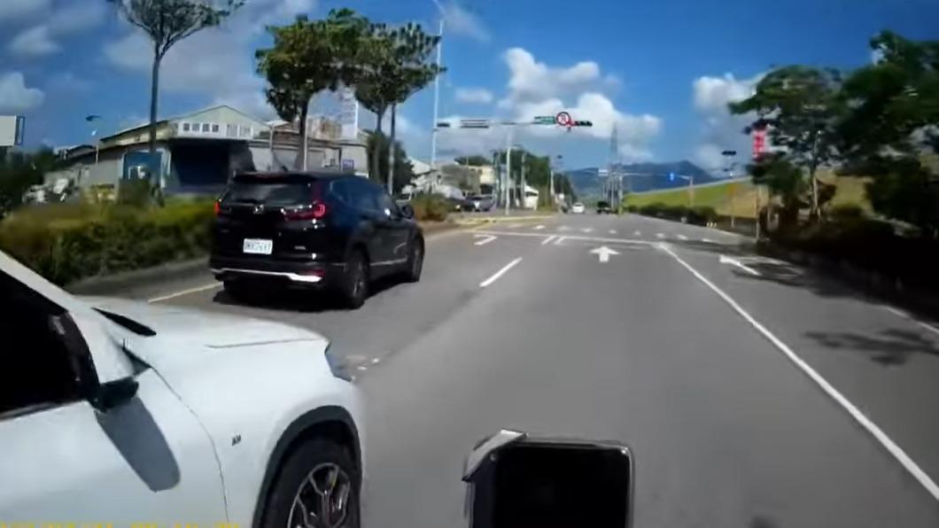 小轎車變換車道時險些擦撞機車騎士。（圖／翻攝臉書爆廢公社公開版）