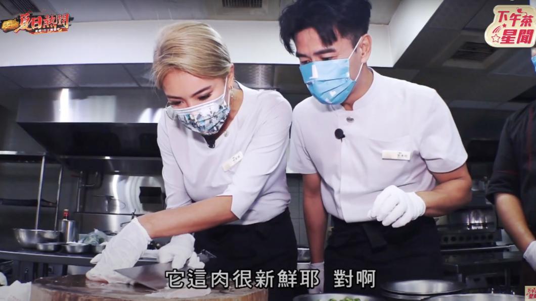 小禎(左)和郭彥均負責內場。(圖/翻攝自《食尚玩家》節目片段)