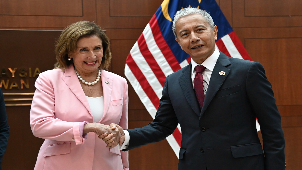 (左)美國眾議院議長裴洛西,(右)馬來西亞下議院議長阿茲哈。圖/達志影像美聯社 (Malaysia’s Department of Information via AP)