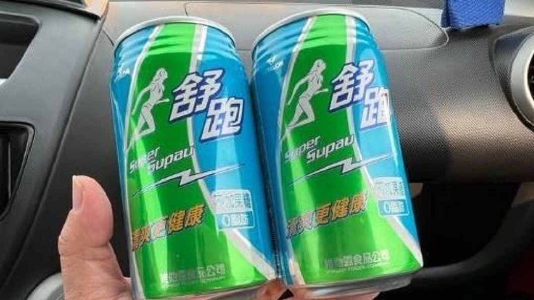 原PO表示一名熱心女孩不但幫忙送汽油來還附上2瓶運動飲料。(圖/翻攝自爆廢公社)