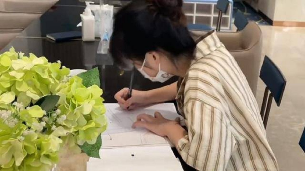 嫩妹父親受不了放大絕將她趕出家門。(圖/翻攝自搜狐新聞)