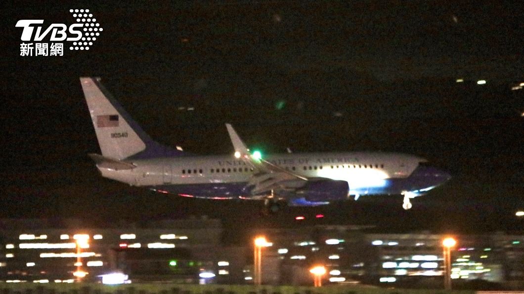 裴洛西2日晚間22時43分，搭乘美軍行政專機「波音C-40C運輸機」（呼號SPAR19）抵達台灣。（圖／TVBS）