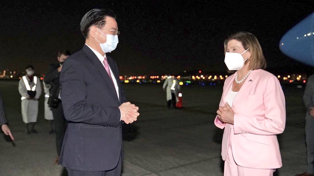 美國眾議院院長裴洛西一行人抵台，外交部長吳釗燮接機歡迎。（圖／外交部提供） 
