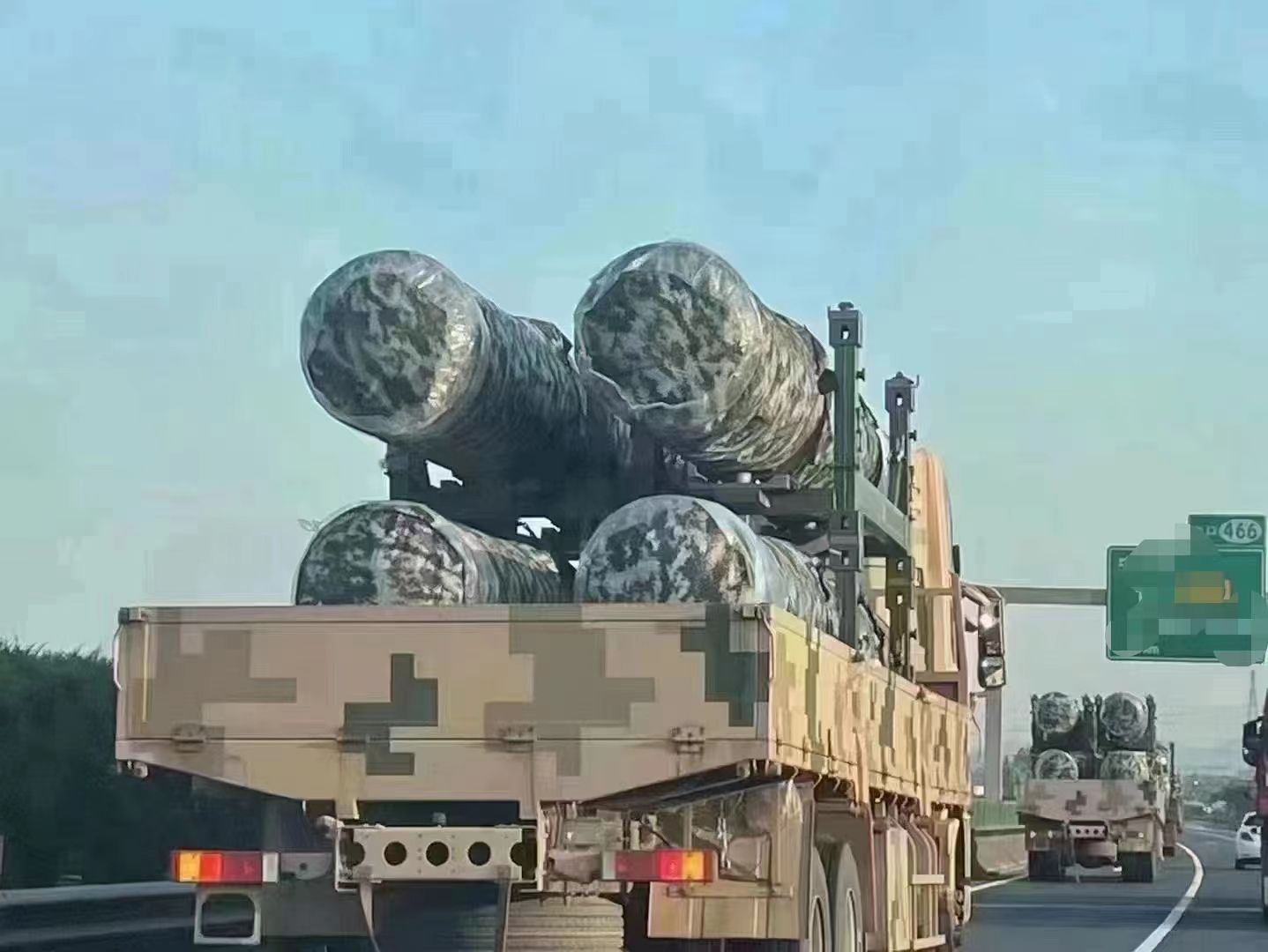 解放軍卡車上載著疑似飛彈的武器。（圖／翻攝自微信）