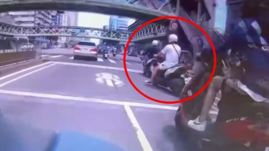 見黃燈亮起乖乖剎停!機車騎士慘遭4車連環撞 全倒一片