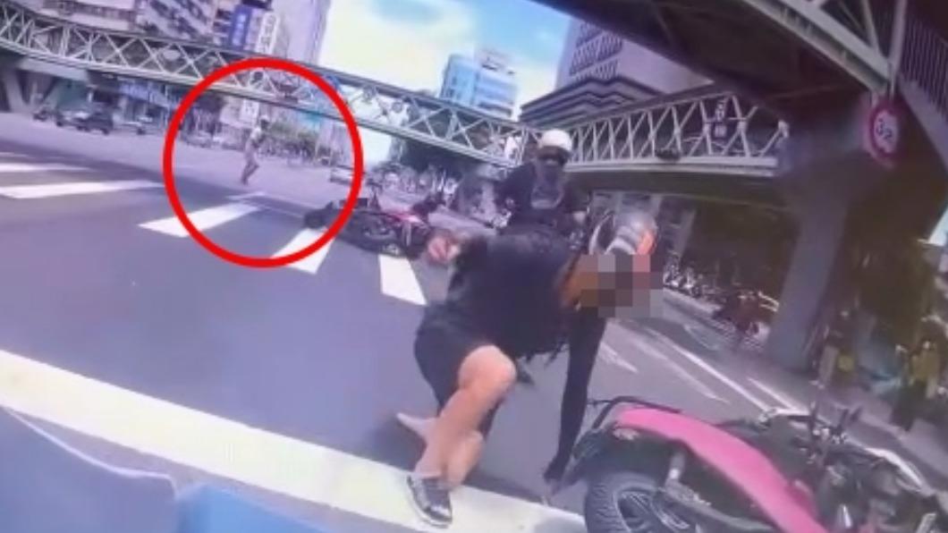 五輛機車在路口倒成一片。（圖／翻攝Facebook●【爆料公社二社】●）