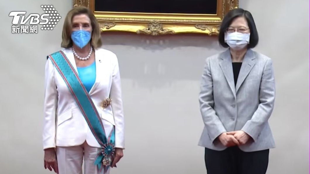 總統蔡英文頒授美國眾議院議長裴洛西特種大綬卿雲勳章。（圖／TVBS）
