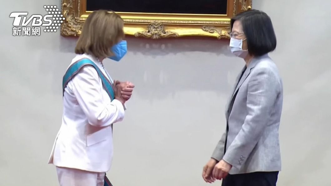 蔡英文轉身打算替裴洛西戴上勳章。(圖/TVBS)