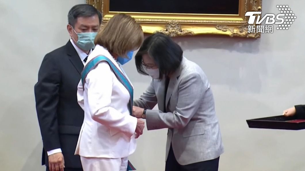 蔡英文、裴洛西近距離靠近。(圖/TVBS)