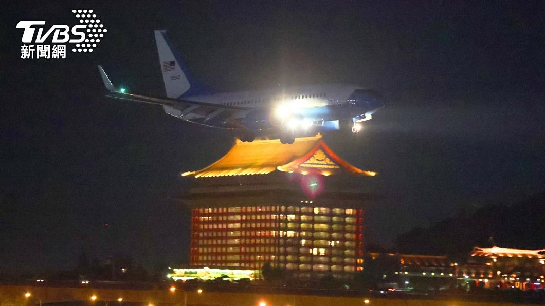 裴洛西2日搭乘行政專機，晚間飛抵松山機場。。（圖／中央社）
