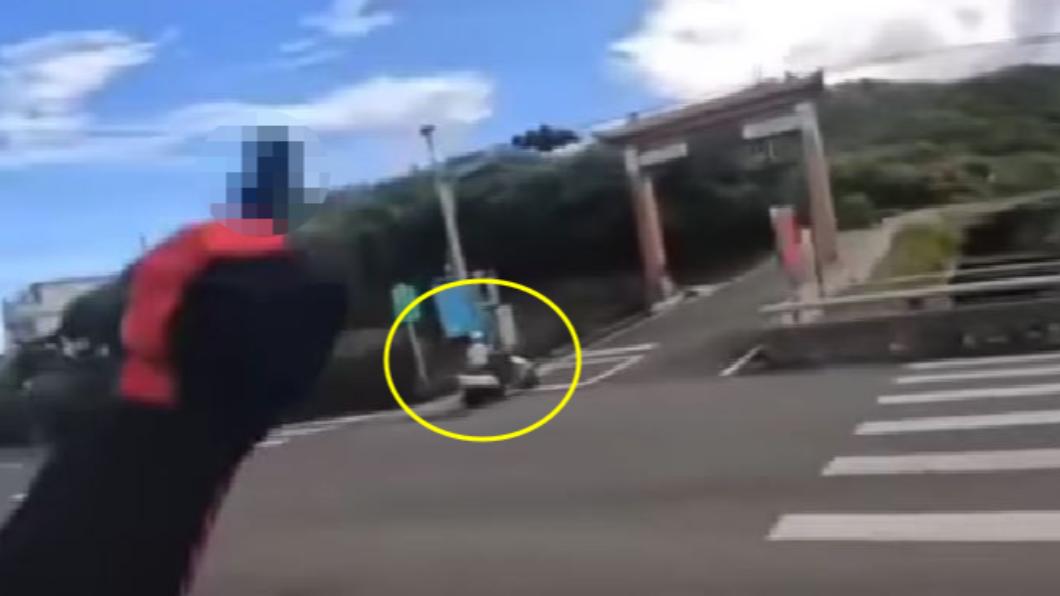 機車阿伯疑似闖燈,重機騎士飆罵五字經比中指。(圖/翻攝自記者爆料網)