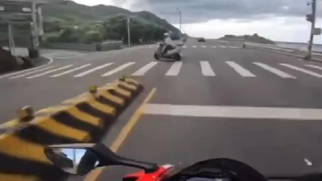 兩車險些發生碰撞。(圖/翻攝自記者爆料網)