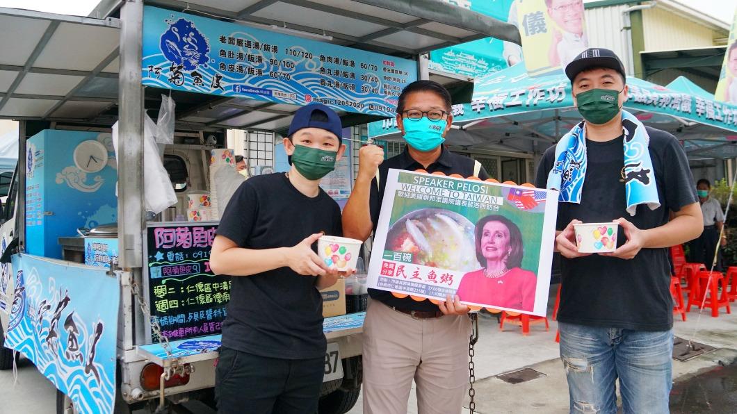 業者和台商、議員一起合作送魚粥。（圖／翻攝自郭鴻儀臉書）