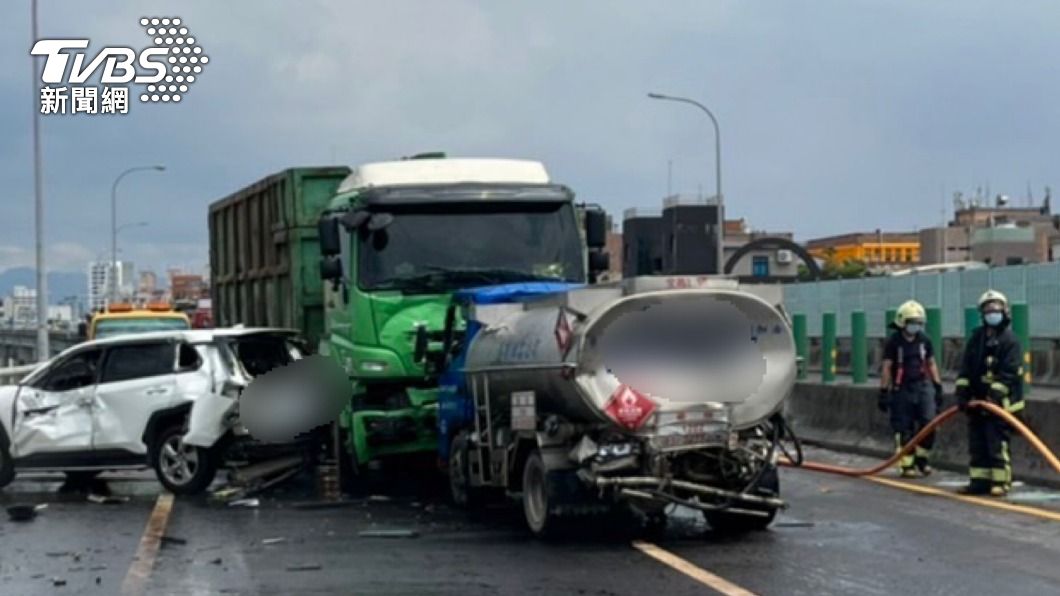 台64線4車連環撞！油罐車油品外溢　一度全線封閉