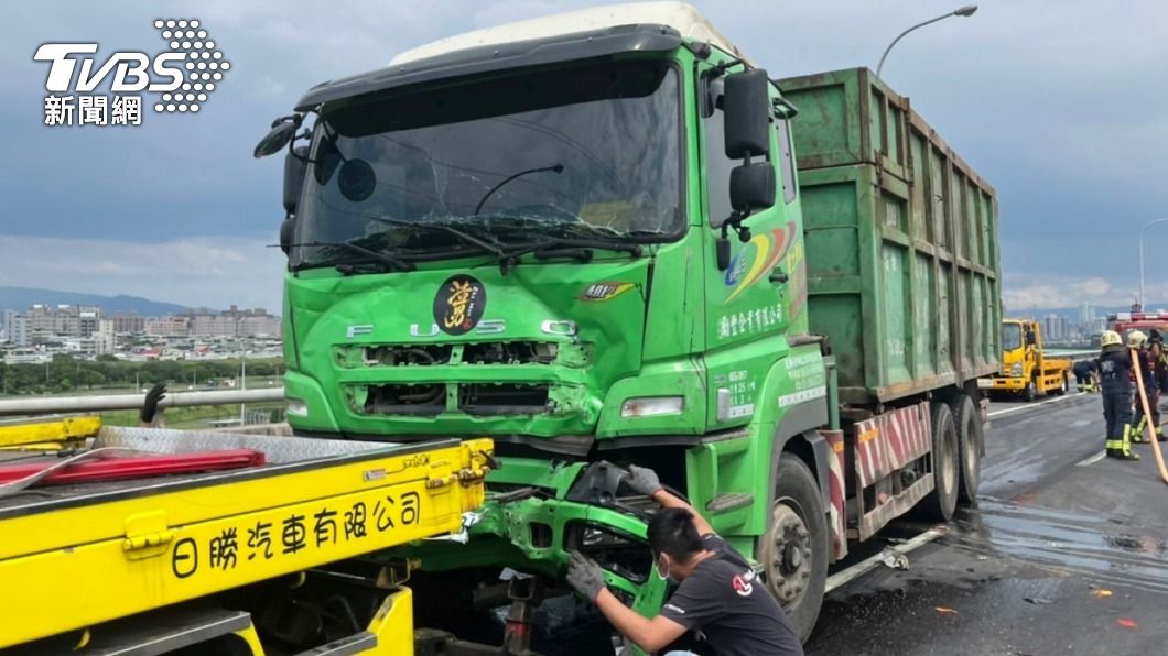 大貨車不慎追撞油罐車，釀成4車連環撞。（圖／TVBS）