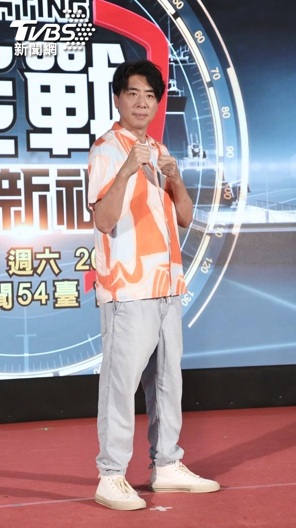 梁赫群在鏡頭前擺出出拳的手勢。（圖／黃城碩攝）