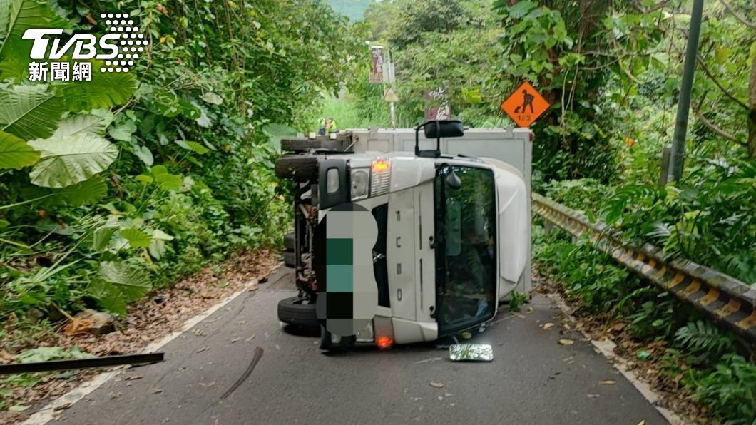 貨車與山的距離！沒抓好空間擦撞側翻　卡路中3小時　