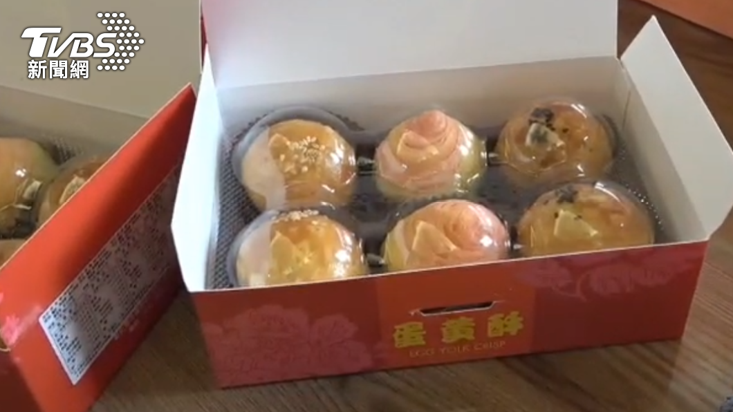 業者送蛋黃酥力挺裴洛西。(圖/TVBS)