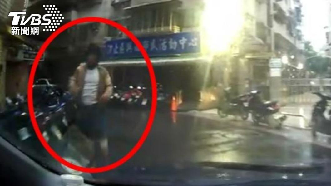儘管犯嫌變裝還是被警方認出。(圖/TVBS資料畫面)