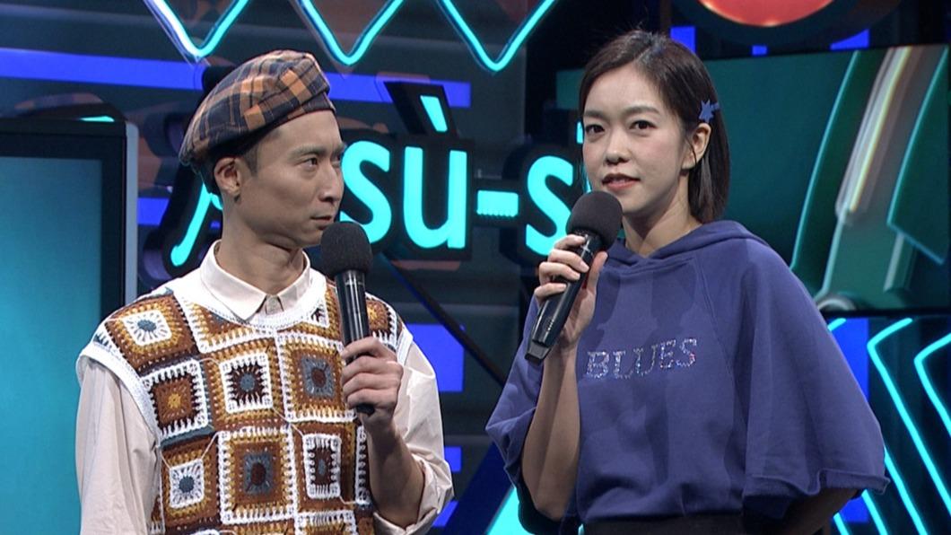 浩子（左）與大霈主持節目。（圖／公視台語台提供）