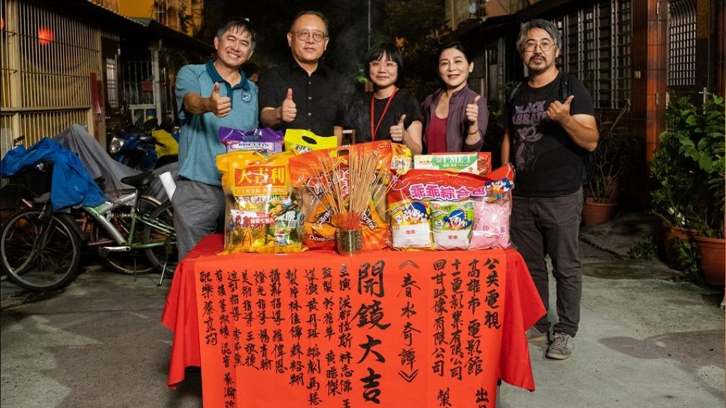 《春水奇譚》高雄開鏡。由左至右分別為演員洪都拉斯、高雄市副市長史哲、導演黃丹琪、演員王彩樺以及高雄市電影館館長黃晧傑。（圖／高雄市電影館提供）
